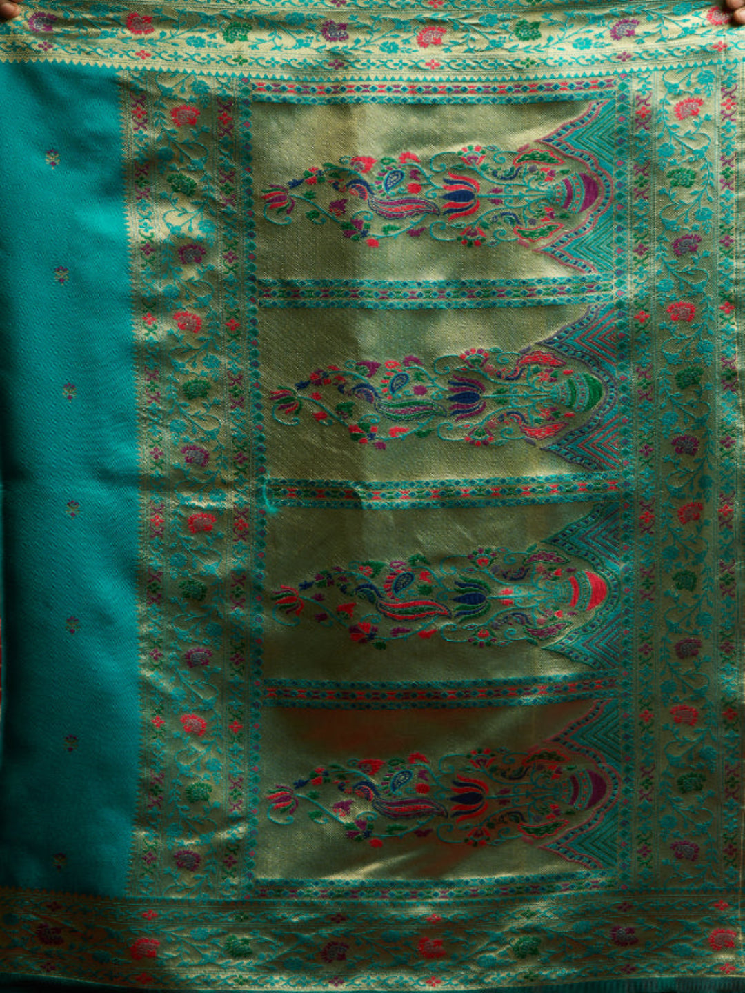 Emerald Heritage: Captures the deep green hue and the traditional Paithani artistry.