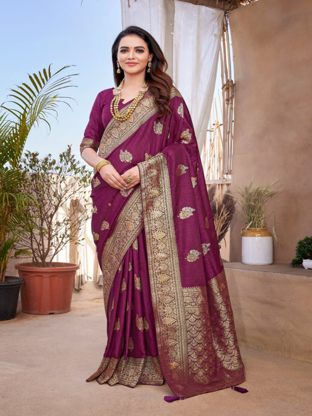 Silk Blend Contemporary Saree with Booti and Plain Work