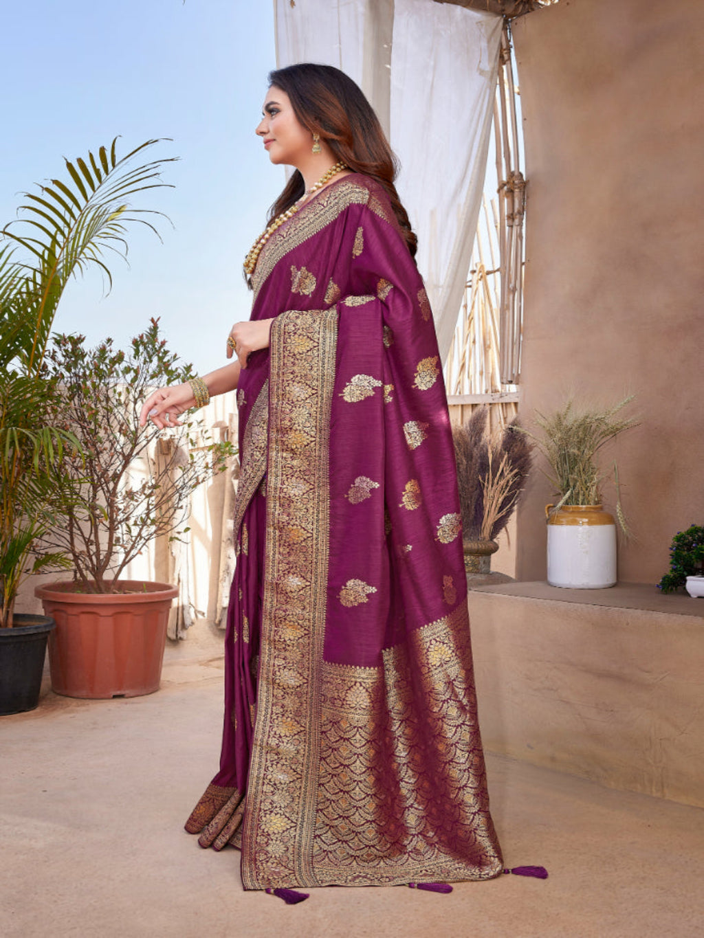 Silk Blend Contemporary Saree with Booti and Plain Work