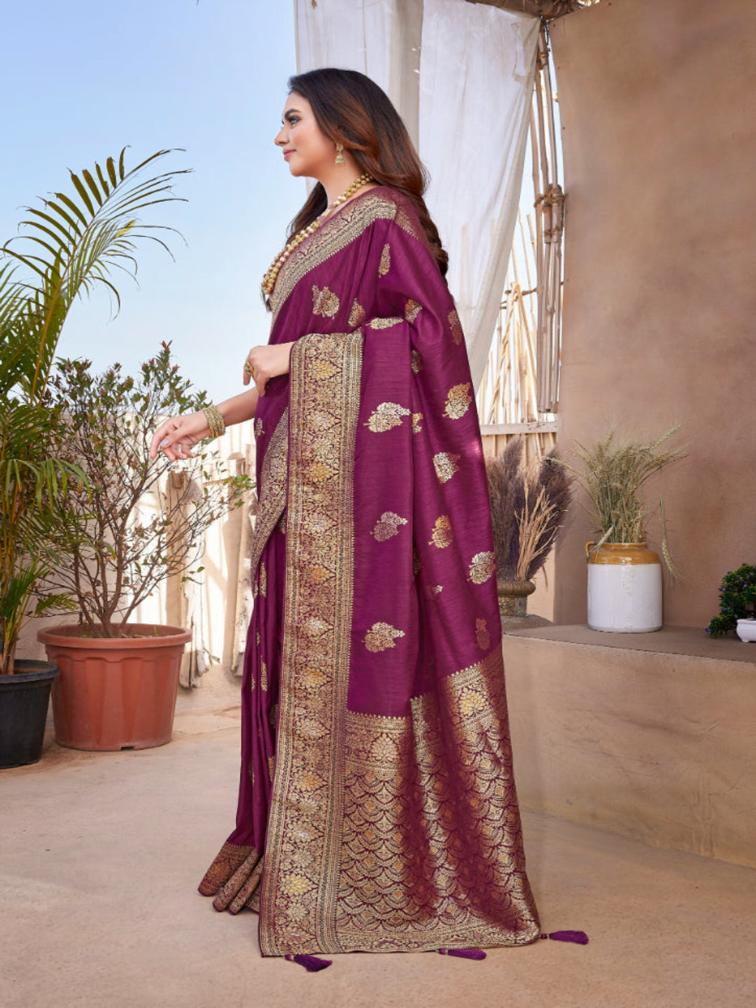 Silk Blend Contemporary Saree with Booti and Plain Work