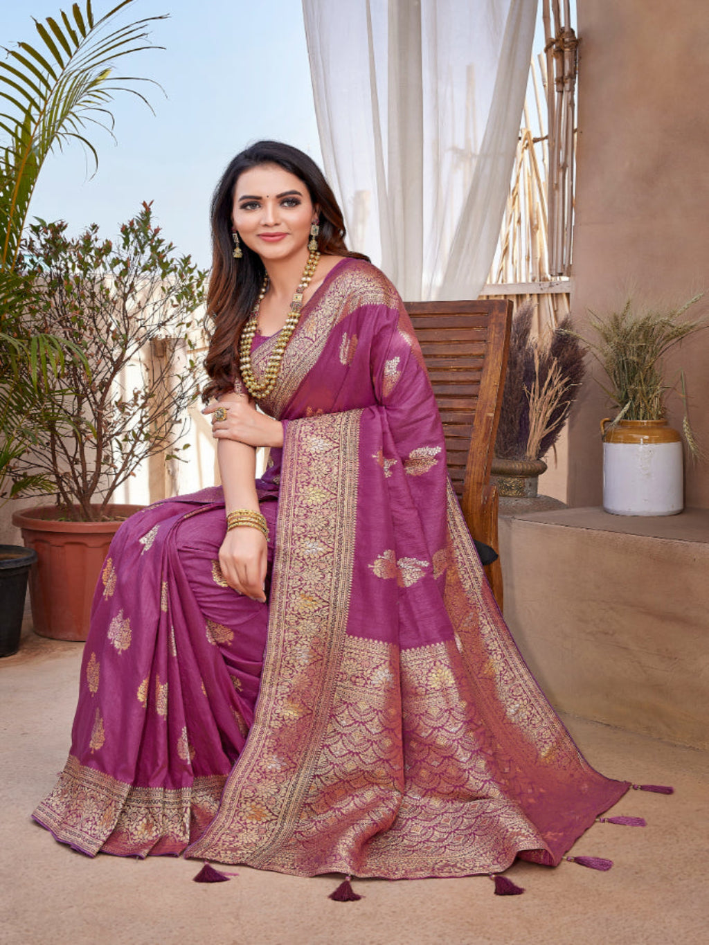 Silk Blend Contemporary Saree with Booti and Plain Work