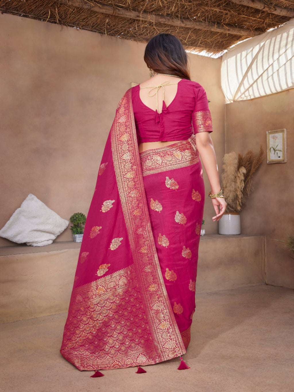 Silk Blend Contemporary Saree with Booti and Plain Work