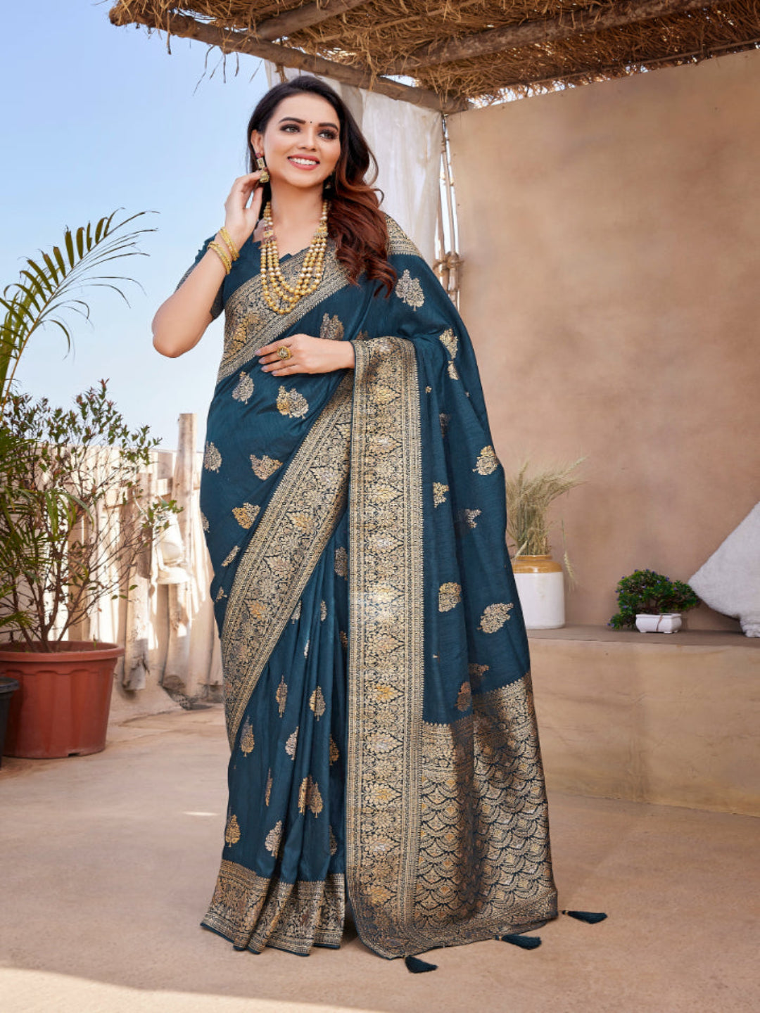 Silk Blend Contemporary Saree with Booti and Plain Work