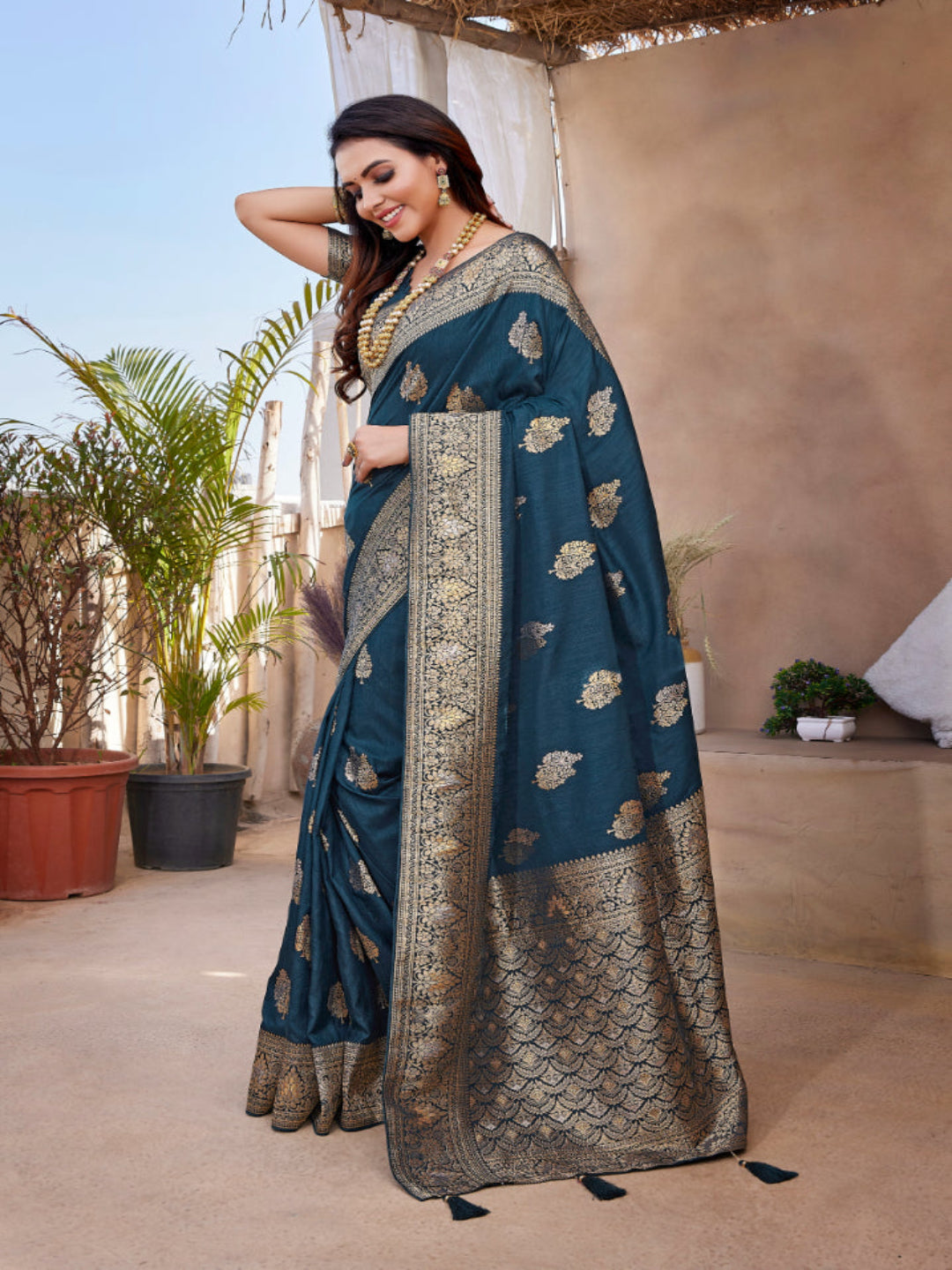 Silk Blend Contemporary Saree with Booti and Plain Work