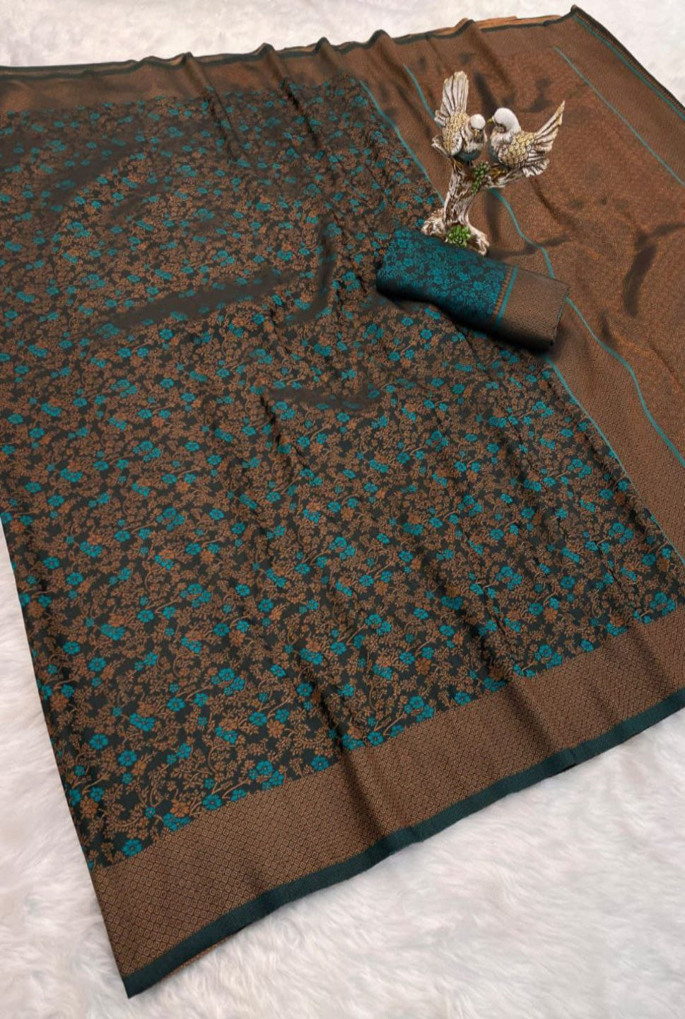Elegant Dark Green Banarasi Style Zari Woven Saree with Rich Golden Pallu – Wedding & Festive Wear