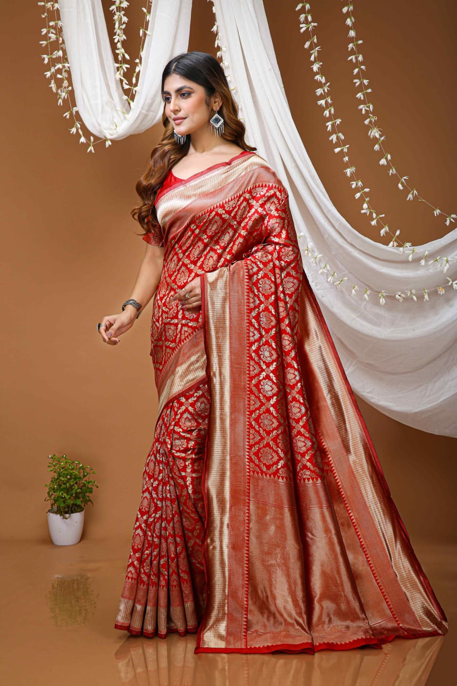 Elegant Red Banarasi Style Zari Woven Saree with Rich Golden Pallu – Wedding & Festive Wear