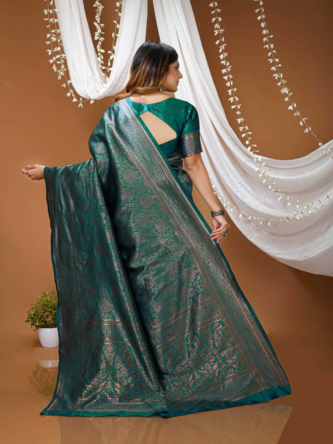 Vibrant Rani Pink Banarasi Silk Saree with Elegant Zari Weaving