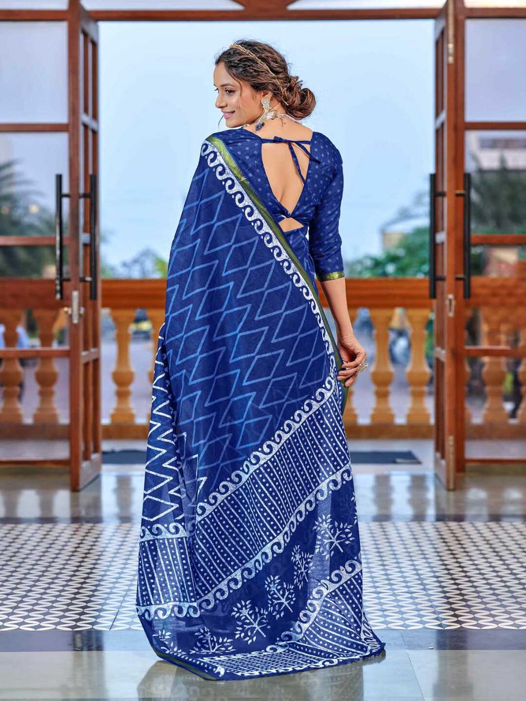 Classic Dark Green Ethnic Print Pure Cotton Saree with Traditional Motifs