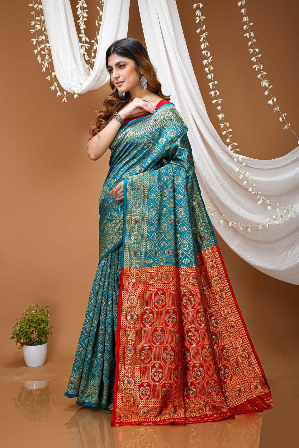 Elegant Red Banarasi Style Zari Woven Saree with Green Designer Border – Wedding & Festive Wear