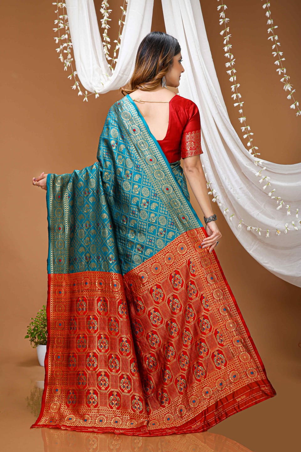 Elegant Red Banarasi Style Zari Woven Saree with Green Designer Border – Wedding & Festive Wear