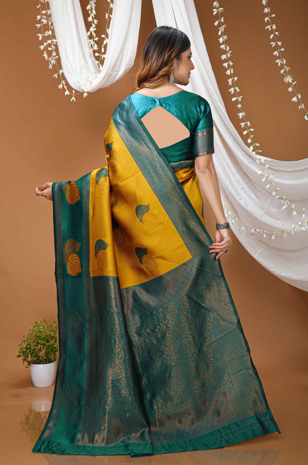 Elegant Beige & Red Zari Woven Saree with Rich Designer Pallu – Festive & Wedding Wear