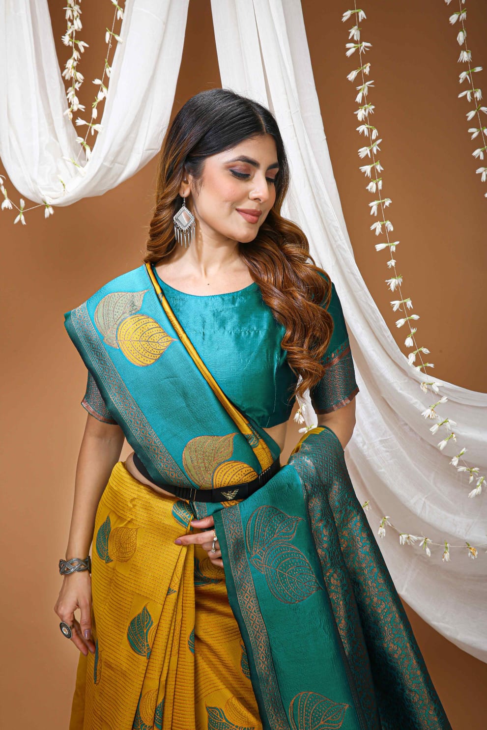 Elegant Beige & Red Zari Woven Saree with Rich Designer Pallu – Festive & Wedding Wear