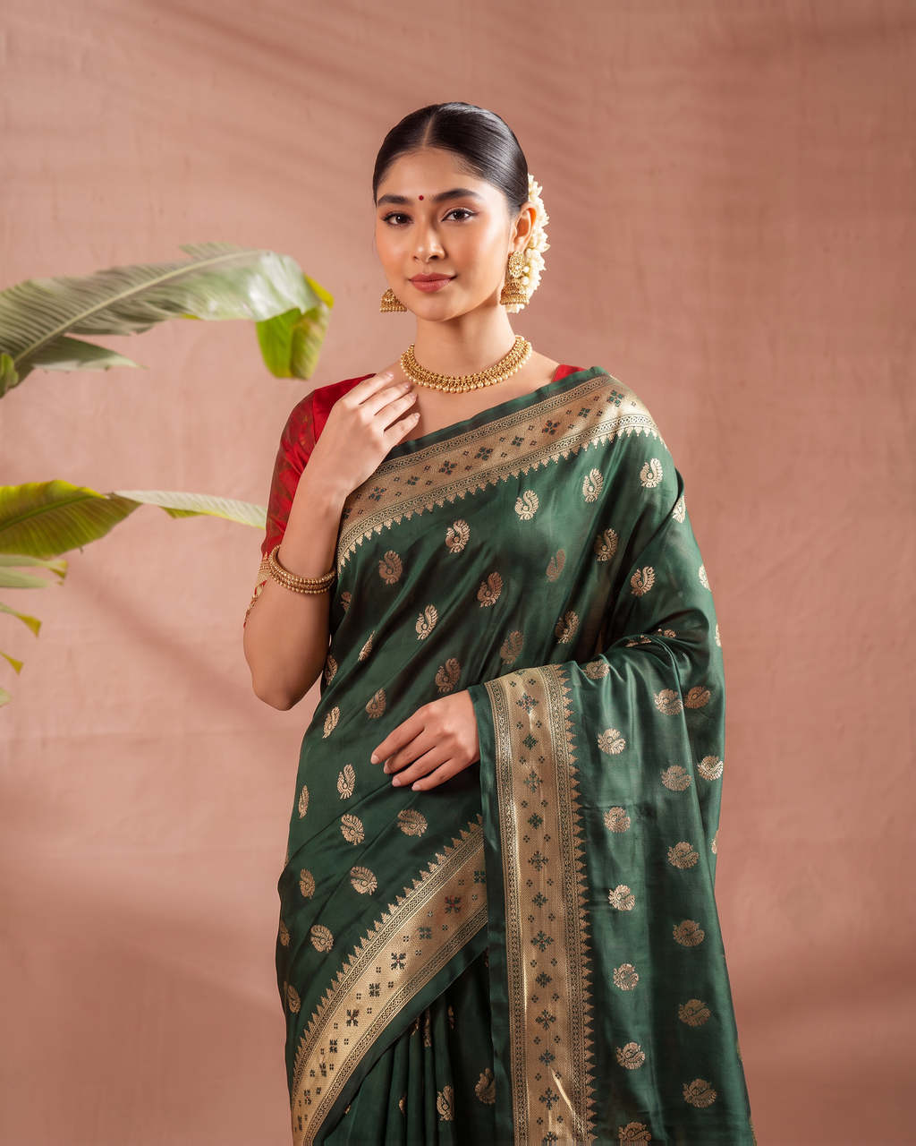 Aarohi Contrast Pallu Paithani Silk Saree - Dark Green - upper closeup