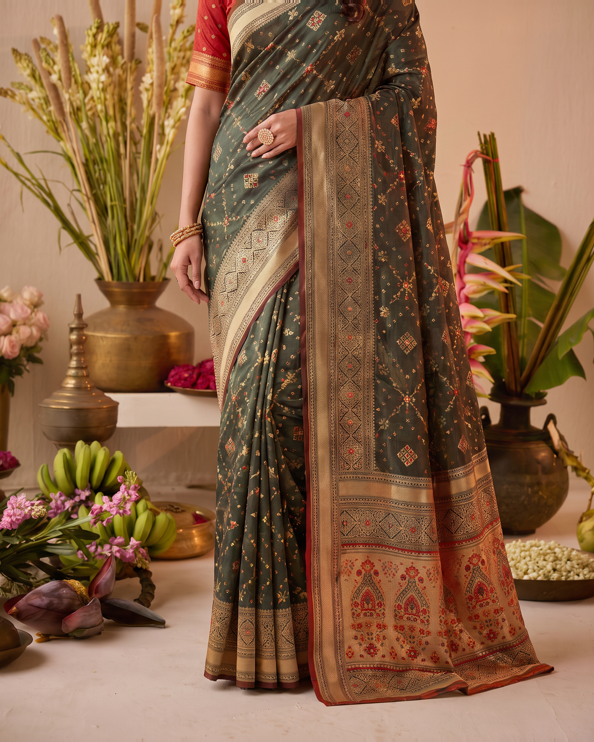 Anindita Diagonal Lattice Zari Silk Saree with Decorative Pallu - Green - lower closeup