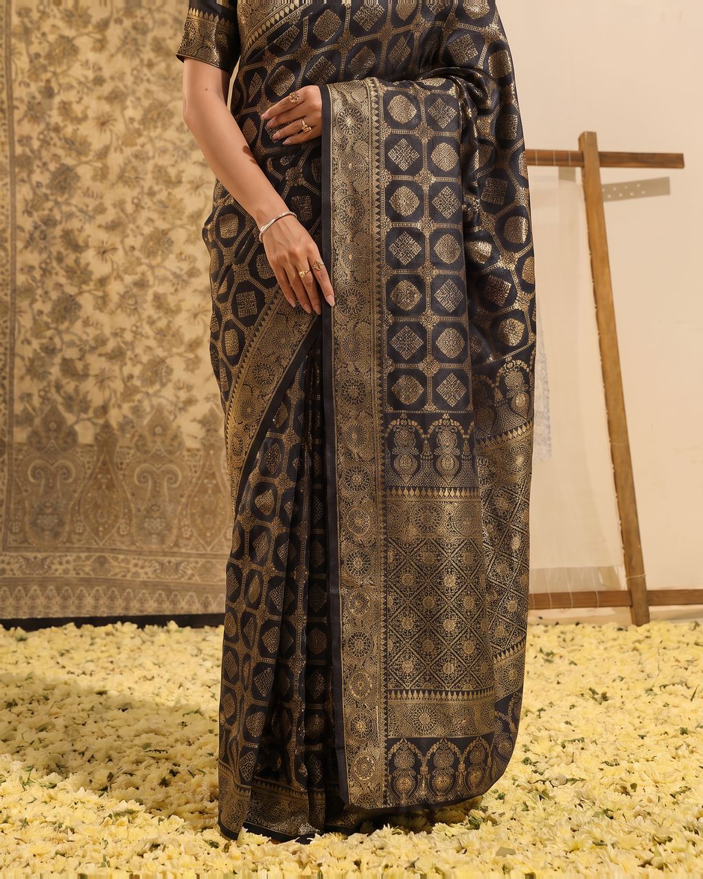 Ira Box Pattern Festive Saree with Modern Designer Pallu - Black - lower closeup