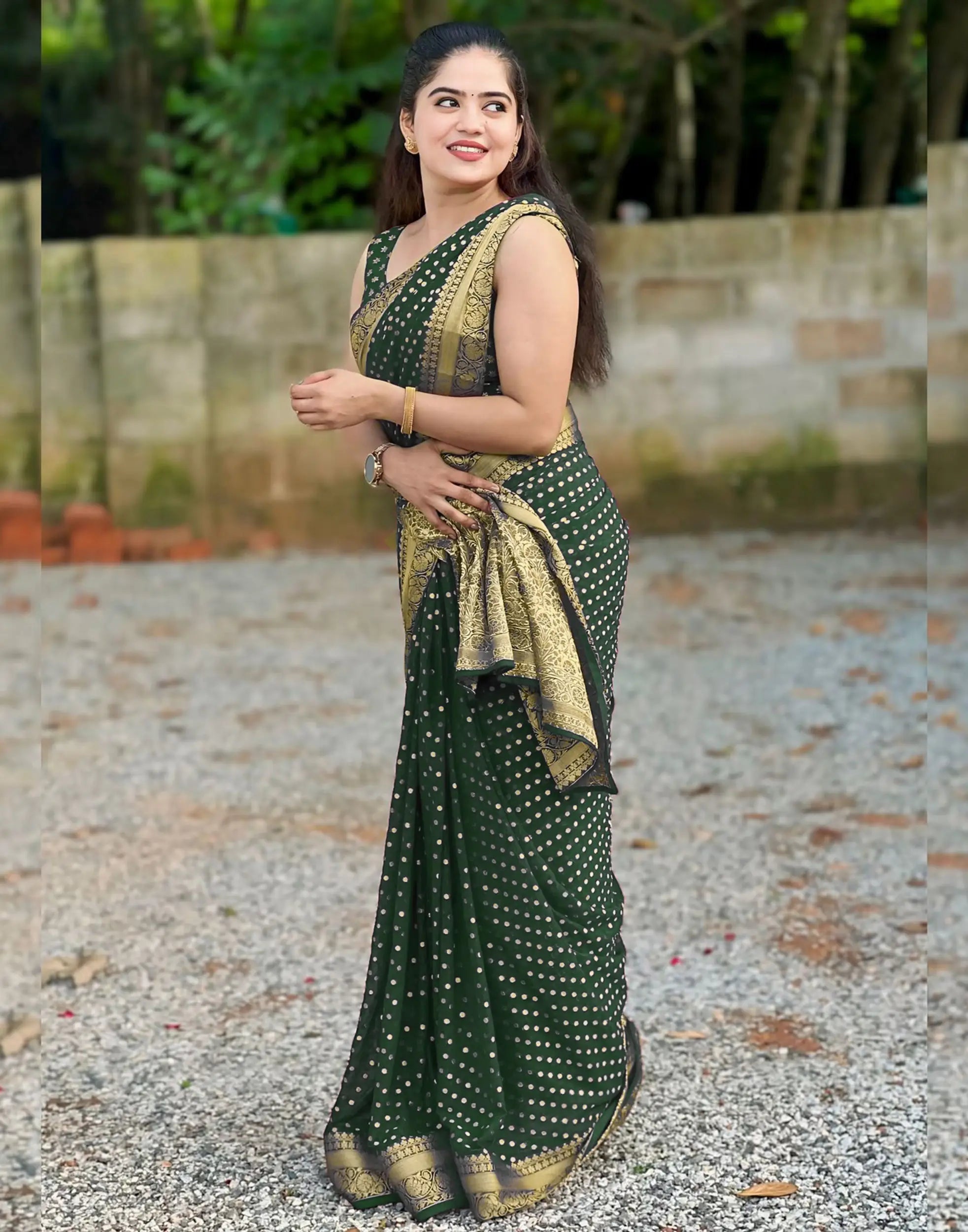 Kaira Dotted Zari Paithani Silk Saree - Green - upper closeup