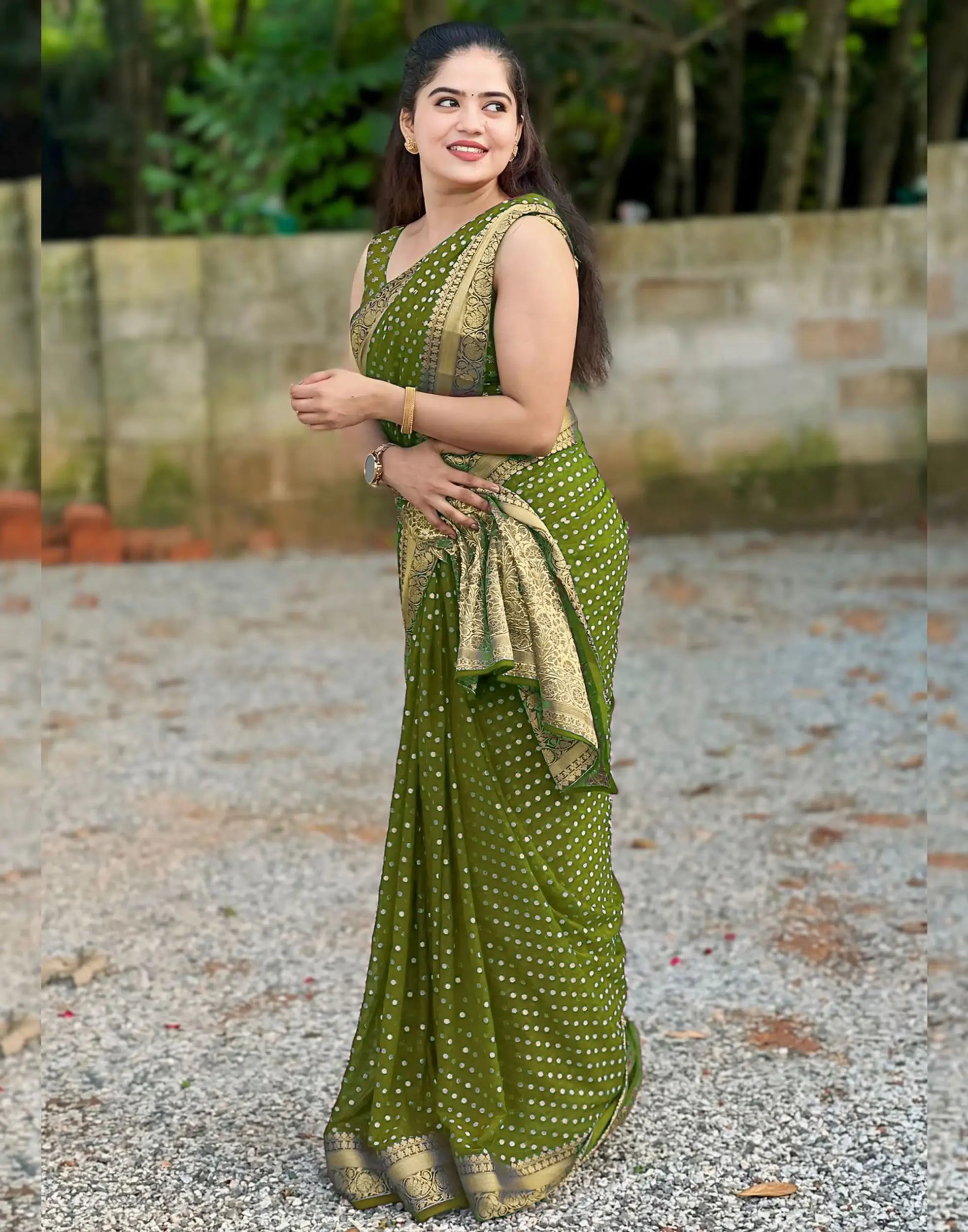 Kaira Dotted Zari Paithani Silk Saree - Mehndi Green - upper closeup