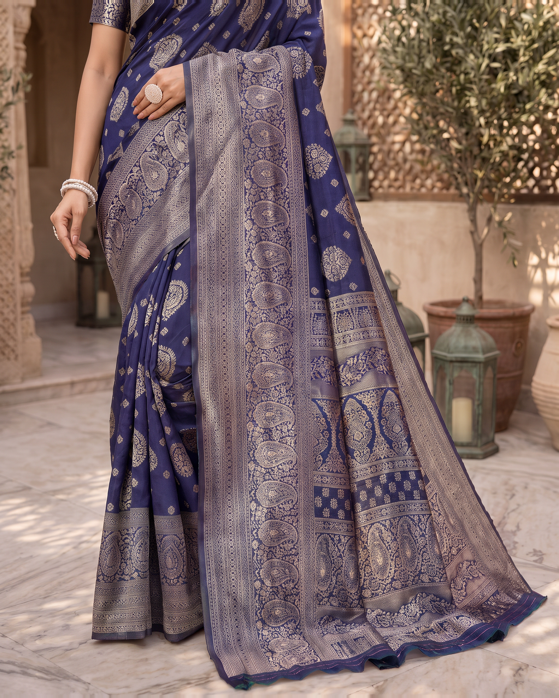 Kamalika Regal Border Silk Saree - Navy Blue - lower border closeup
