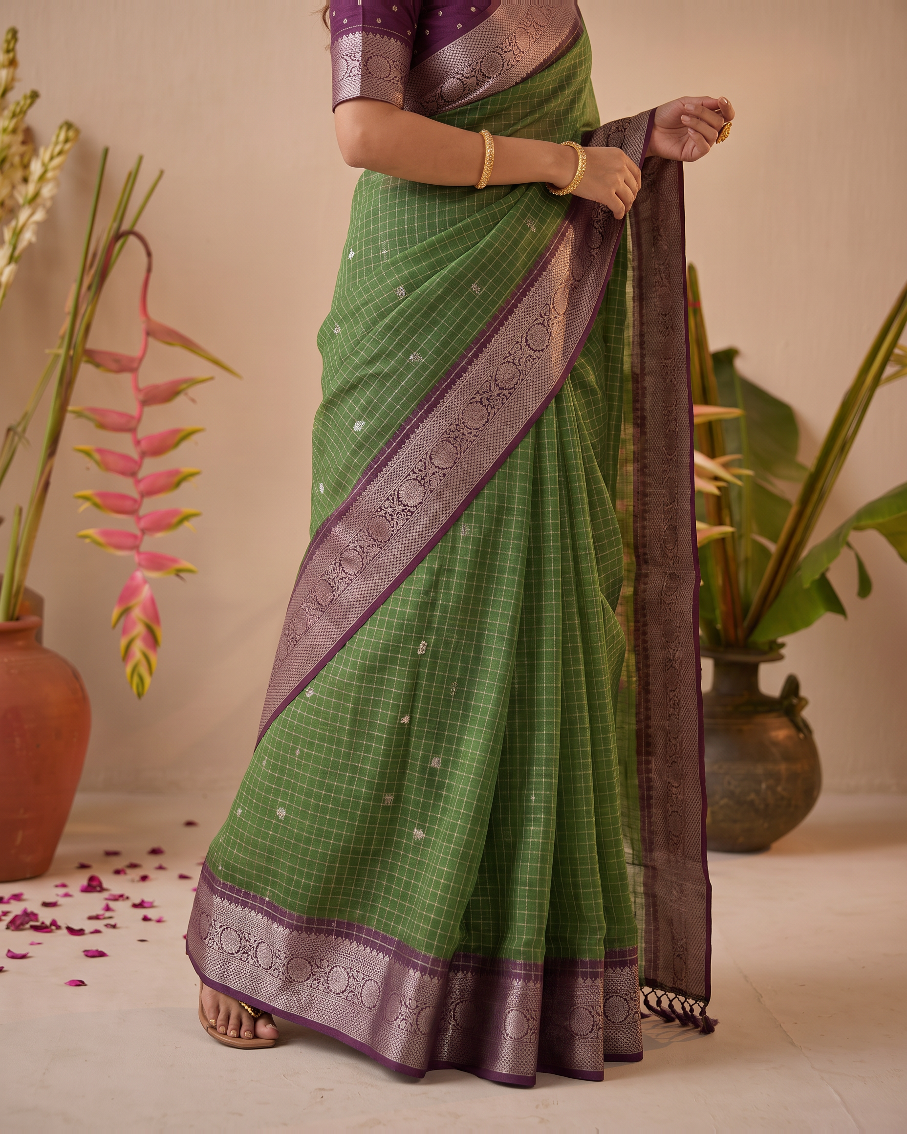 Kiara Dual Tone Festive Saree with Graceful Pallu - Green - lower closeup