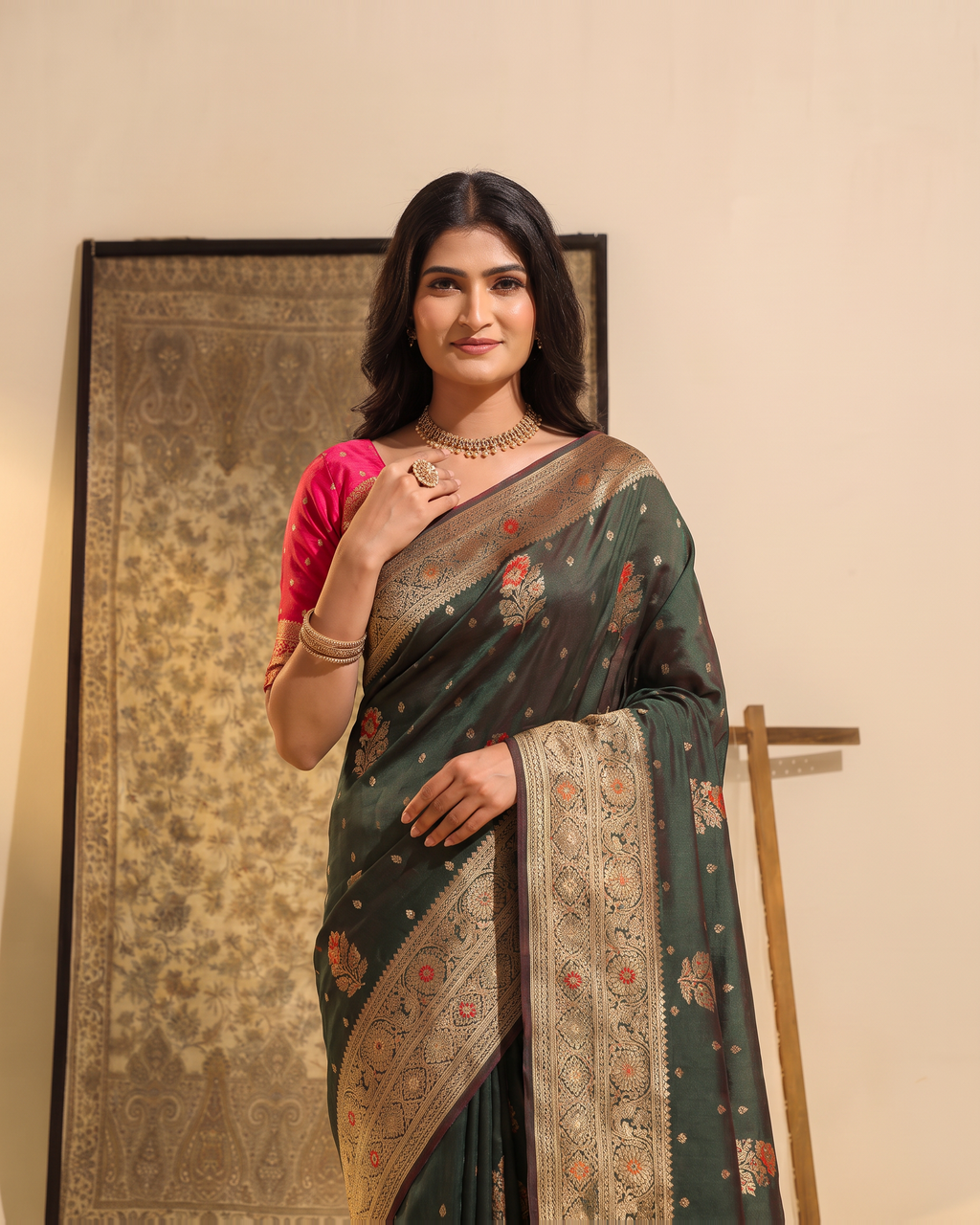 Manasvi Paisley Pallu Zari Silk Saree with Classic Butti - Green - upper closeup
