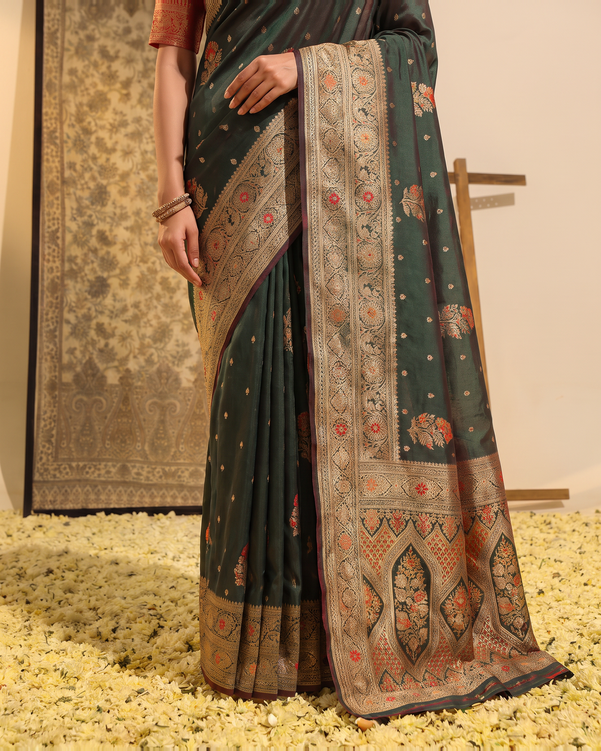 Manasvi Paisley Pallu Zari Silk Saree with Classic Butti - Green - lower closeup