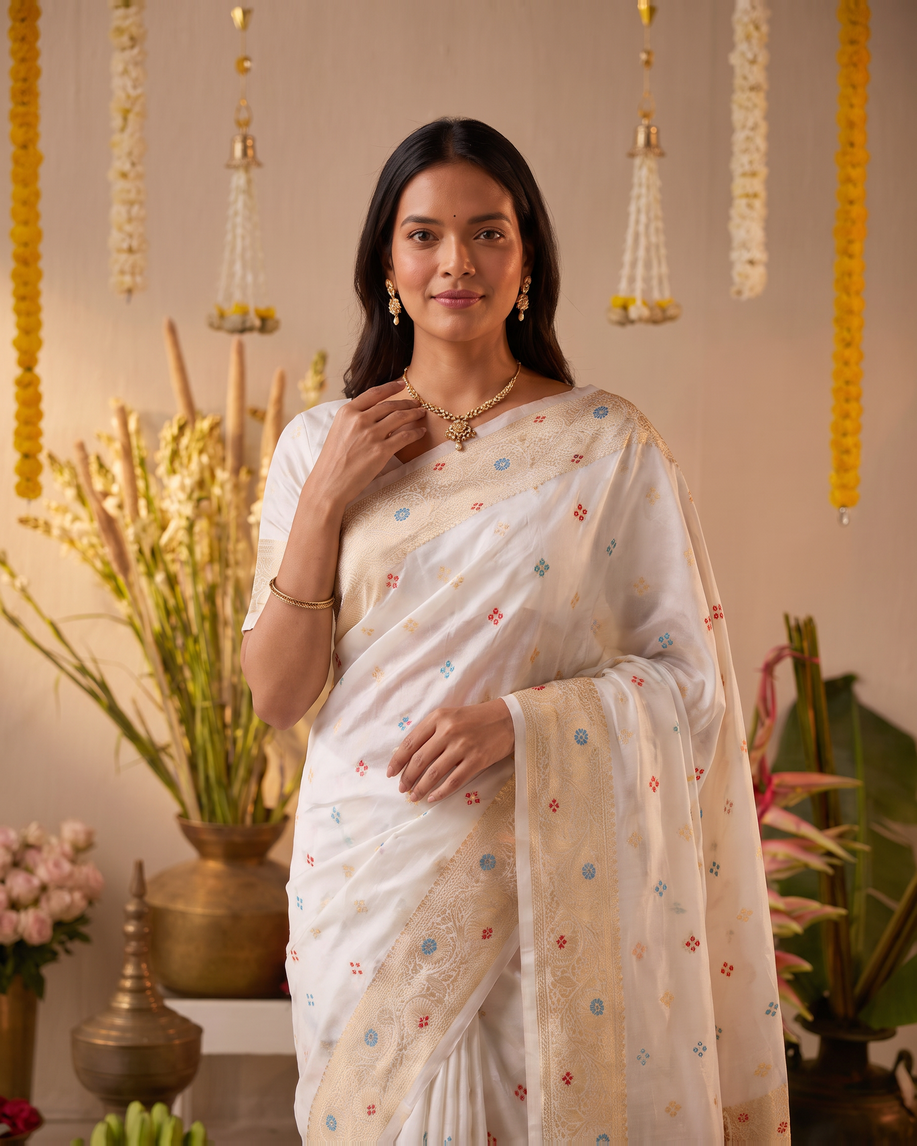 Saanvi 3D Pallu Festive Saree with Artistic Floral Finish - White Floral - upper closeup