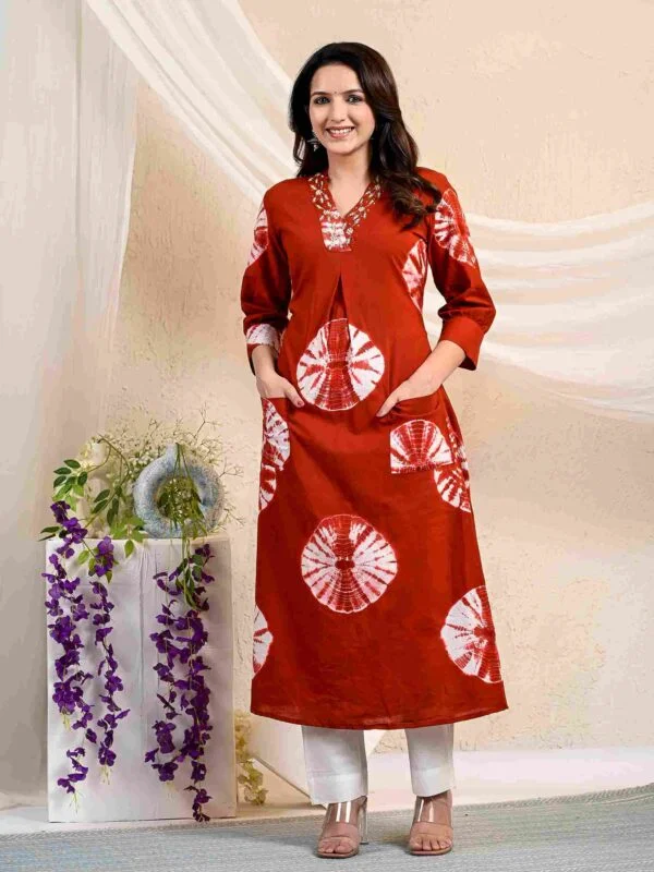 Women`s Maroon Kurti Pants Set With Batik Work - Image 2